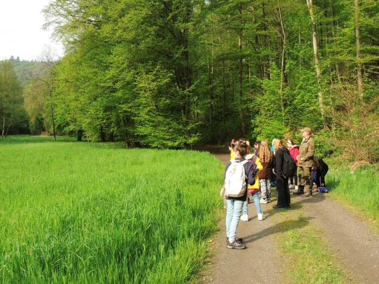 Roland Sorgenicht mit den Kindern der ASS Naturklasse an der Rieselwiese